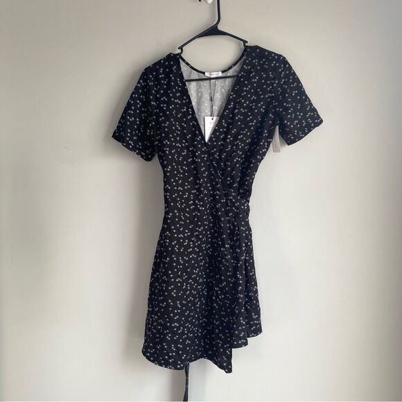 VETTA Dresses & Skirts - VETTA Capsule The Short Wrap Dress Black Ditzy Floral XS NWT